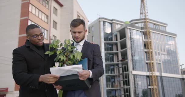 Zwolnienie Przystojny Biznesmen Garniturze Trzyma Pudełko Swoimi Rzeczami Czarny Pokazuje — Wideo stockowe