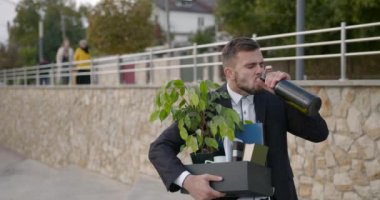 Şehir merkezi. Genç umutsuz adam işini kaybetti. O, dışarıda alkol içiyor. Depresyon, iş kaybı.