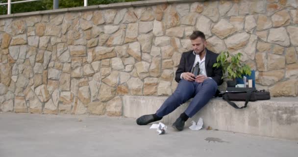 Großstädtisch Junger Verzweifelter Mann Verlor Seinen Job Trinkt Alkohol Freien — Stockvideo