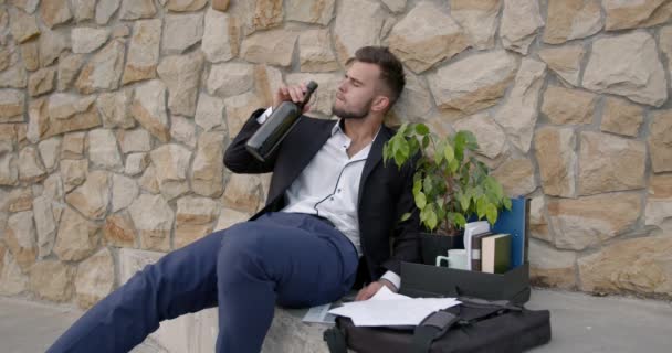 Ciudad Joven Desesperado Perdió Trabajo Está Bebiendo Alcohol Aire Libre — Vídeo de stock