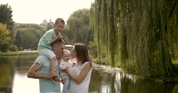 Lycklig Familj Sitter Matta Gräset Barn Och Föräldrar Leker Med — Stockvideo