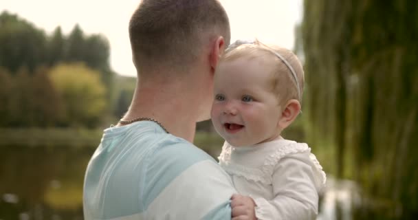 Kislány Apja Kezéből Nézi Parkot — Stock videók