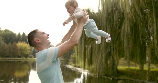 Faderen Smiler Til Sin Datter Barnet Griner Som Svar Dejligt – Stock-video