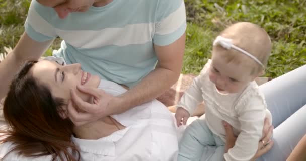 Szczęśliwa Rodzina Owoce Nad Stawem Rodzice Się Przytulają Trzymają Dzieci — Wideo stockowe