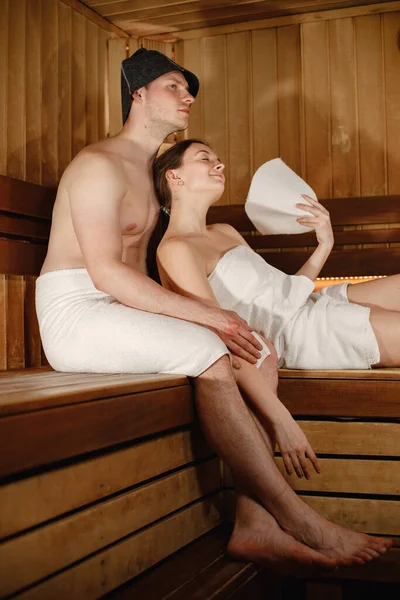 Young Couple Resting Sauna Bearded Man Brunette Woman Wearing White — ストック写真