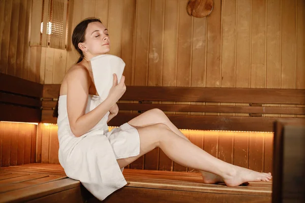 Young Woman Resting Sauna Brunette Woman Wearing White Towel Special — ストック写真