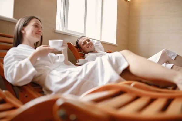 Young Couple Resting Spa Bearded Man Brunette Woman Wearing White — ストック写真