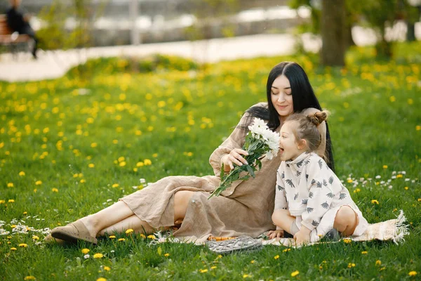 Gelukkig Kind Zit Met Zwangere Moeder Het Park Brunette Vrouw — Stockfoto