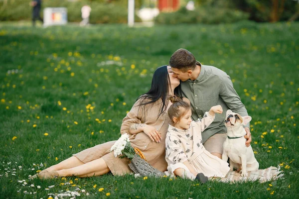 Happy Child Sitting Father Pregnant Mother Park Brunette Woman Daughter — Foto de Stock