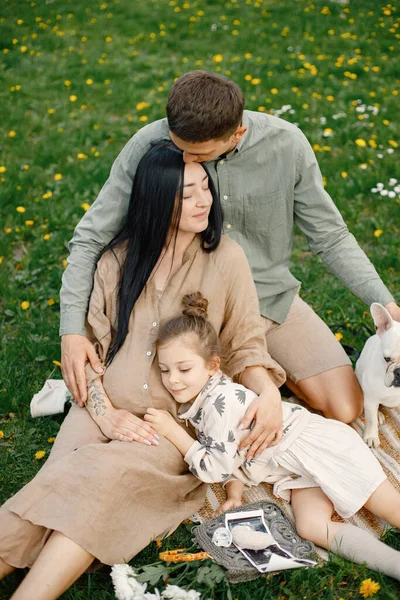 Happy Child Sitting Father Pregnant Mother Park Brunette Woman Daughter — Stockfoto