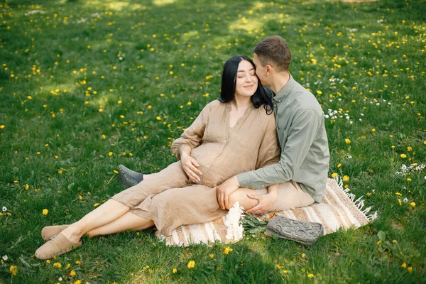 Couple Waiting First Baby Sitting Grass Hugging Pregnant Woman Her — Stock Photo, Image