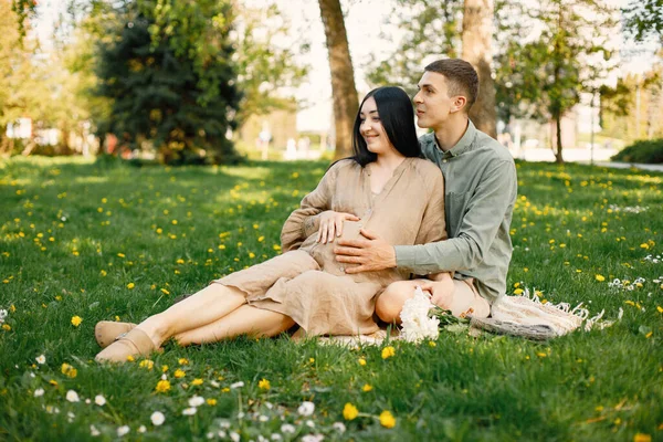 Couple Waiting First Baby Sitting Grass Hugging Pregnant Woman Her — Stok fotoğraf
