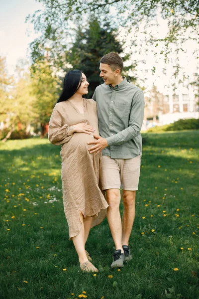 Couple Waiting First Baby Standing Grass Hugging Pregnant Woman Her — 图库照片