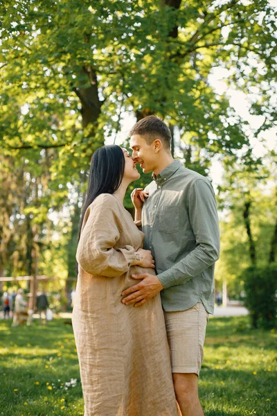 Couple Waiting First Baby Standing Grass Hugging Pregnant Woman Her — Fotografia de Stock