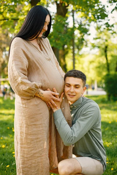 Pregnant Woman Standing Ner Her Husband Who Hugging Tummy Couple — Foto Stock