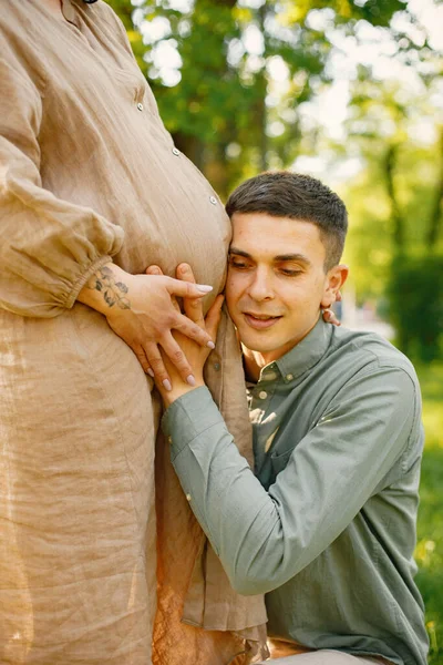 Cropped Image Pregnant Woman Her Husband Hugging Tummy Couple Standing — Stockfoto
