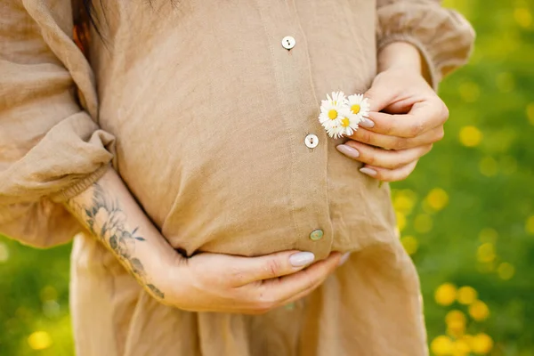 Cropped Photo Pregnant Woman Holding Flowers Posing Photo Woman Standing – stockfoto