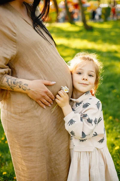 Anak Memeluk Ibu Hamil Taman Foto Putrinya Yang Terpotong Berdiri — Stok Foto