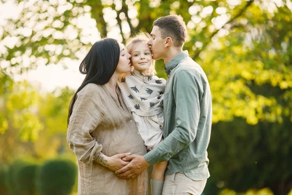 Happy Child Standing Father Pregnant Mother Park Brunette Woman Man — Stockfoto