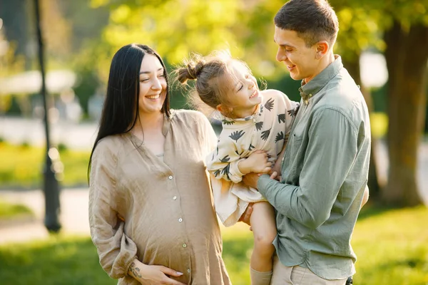 Happy Child Standing Father Pregnant Mother Park Brunette Woman Man — Photo