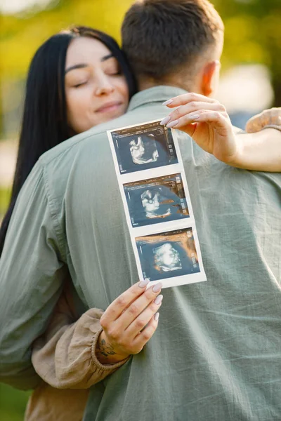 Een Paar Wachtend Hun Eerste Baby Die Een Gras Staat — Stockfoto