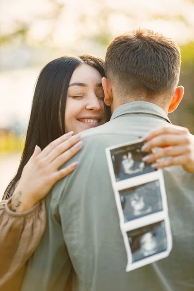 Couple Waiting First Baby Standing Grass Hugging Pregnant Woman Her — Fotografia de Stock