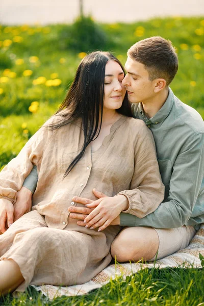 Couple Waiting First Baby Sitting Grass Hugging Pregnant Woman Her — Stok fotoğraf