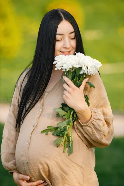 Wanita Hamil Cantik Memegang Bunga Dan Berpose Untuk Foto Wanita — Stok Foto