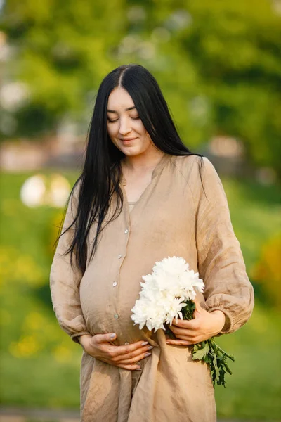Beautiful Pregnant Woman Holding Flowers Posing Photo Brunette Woman Standing — Stockfoto