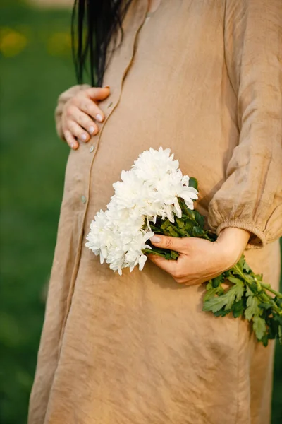 Cropped Photo Pregnant Woman Holding Flowers Posing Photo Woman Standing — Fotografia de Stock