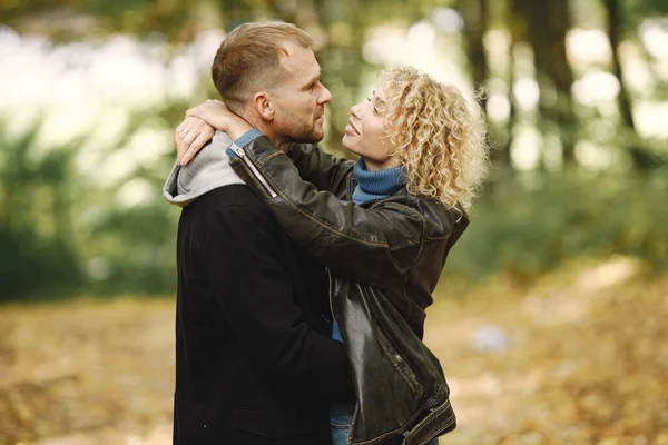 Blonde Curly Woman Man Standing Autumn Forest Hugging Couple Wearing — Φωτογραφία Αρχείου