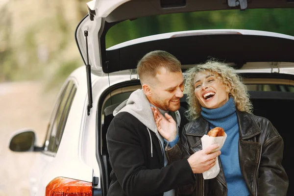 Blonde Curly Woman Man Sitting Trunk Car Autumn Forest Hugging — Φωτογραφία Αρχείου