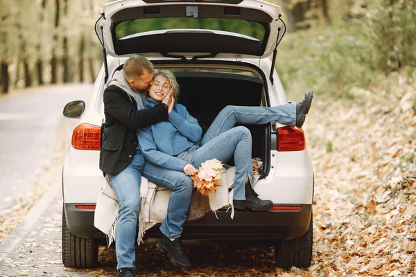 Blonde Curly Woman Man Sitting Trunk Car Autumn Forest Hugging — Zdjęcie stockowe