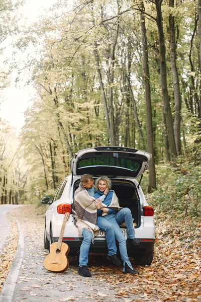 Блондинка Кучерява Жінка Чоловік Сидить Багажнику Машині Осінньому Лісі Гітарою — стокове фото