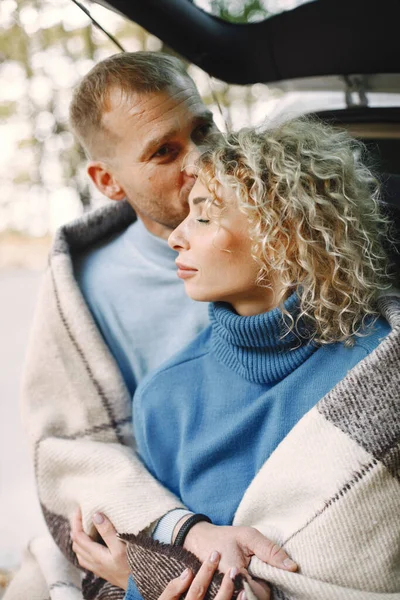 Blonde Curly Woman Man Sitting Trunk Car Autumn Forest Couple — Stock Fotó