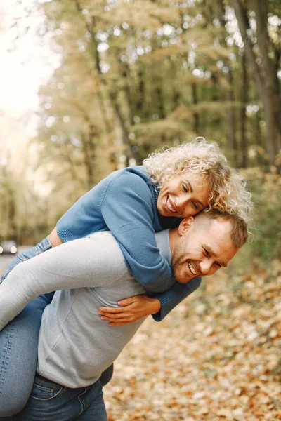 Man Carrying Woman Piggyback Blonde Curly Woman Man Standing Autumn — Φωτογραφία Αρχείου