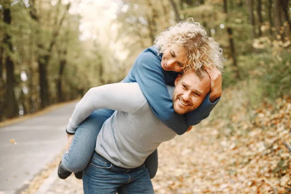 Man Carrying Woman Piggyback Blonde Curly Woman Man Standing Autumn — Stock Fotó