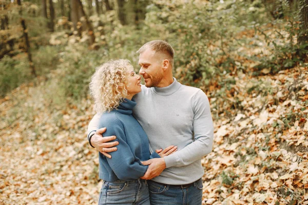 Man Woman Kissing Blonde Curly Woman Man Standing Autumn Forest — Stock Photo, Image