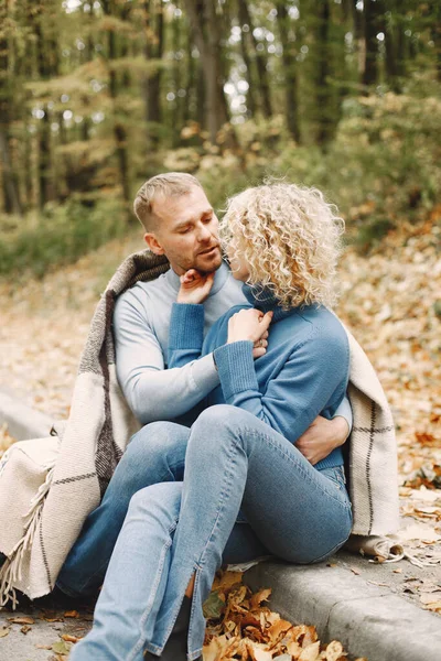 Man Woman Kissing Blonde Curly Woman Man Sitting Autumn Forest —  Fotos de Stock