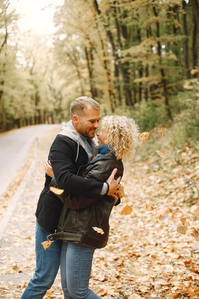 Blonde Curly Woman Man Hugging Couple Wearing Blue Sweaters Photo — Stock Photo, Image