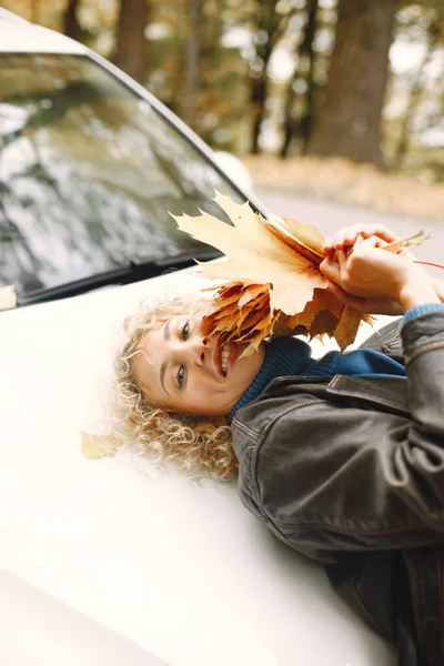 Портрет Блондинки Вьющимися Листьями Опирающейся Багажник Машины Женщина Кожаной Куртке — стоковое фото