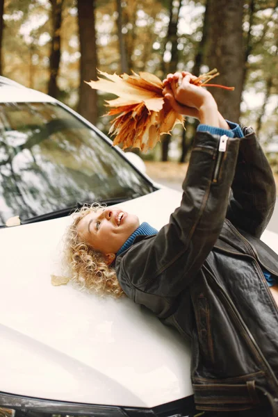 Портрет Блондинки Вьющимися Листьями Опирающейся Багажник Машины Женщина Кожаной Куртке — стоковое фото