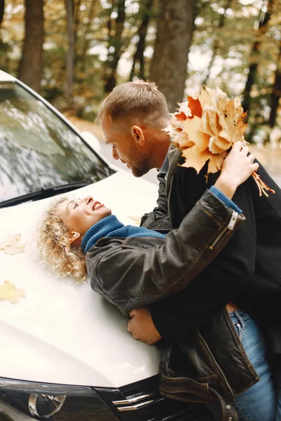 Man Woman Kissing Blonde Curly Woman Man Lean Car Hugging — Stock Photo, Image