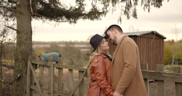 Love Relationship Romantic Concept Young Couple Hugging Autumn Ranch — стоковое видео