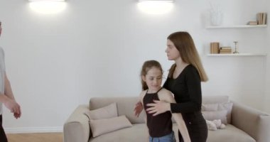Boşanma. Kızgın ebeveynler kavga ediyor, çocukları anneyi babadan koruyor..