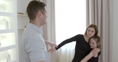 Kızgın koca karısını ve kızını evde tehdit ediyor. Zorbalık, taciz..