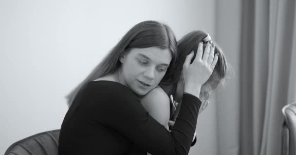 酗酒成瘾的男人欺负女人和女儿 母亲拥抱着她的孩子 保护孩子不受争吵父亲的伤害 家庭暴力 心理创伤 — 图库视频影像