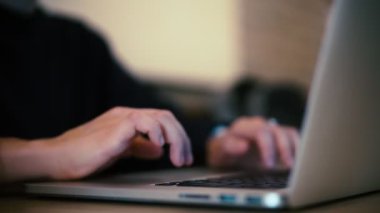 Bir dizüstü bilgisayarın klavyesinde el yazısının yakın plan görüntüsü