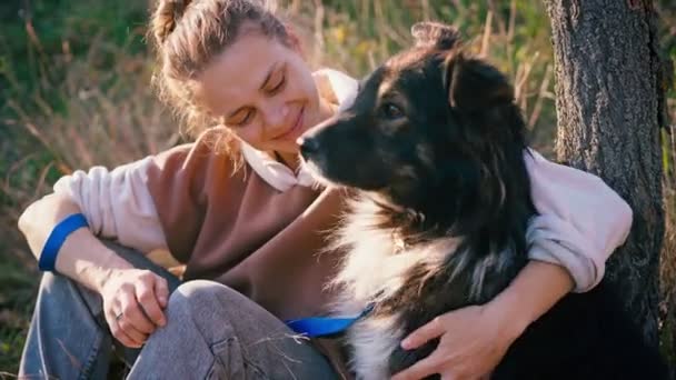 Portrait d'une jeune femme adulte caressant son chien baisé mignon — Video
