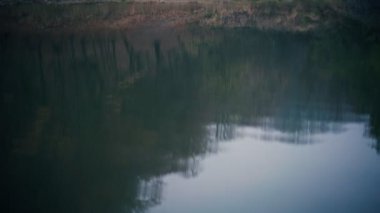 Mistik bir orman gölünün el kamerasıyla çekilmiş görüntüleri.